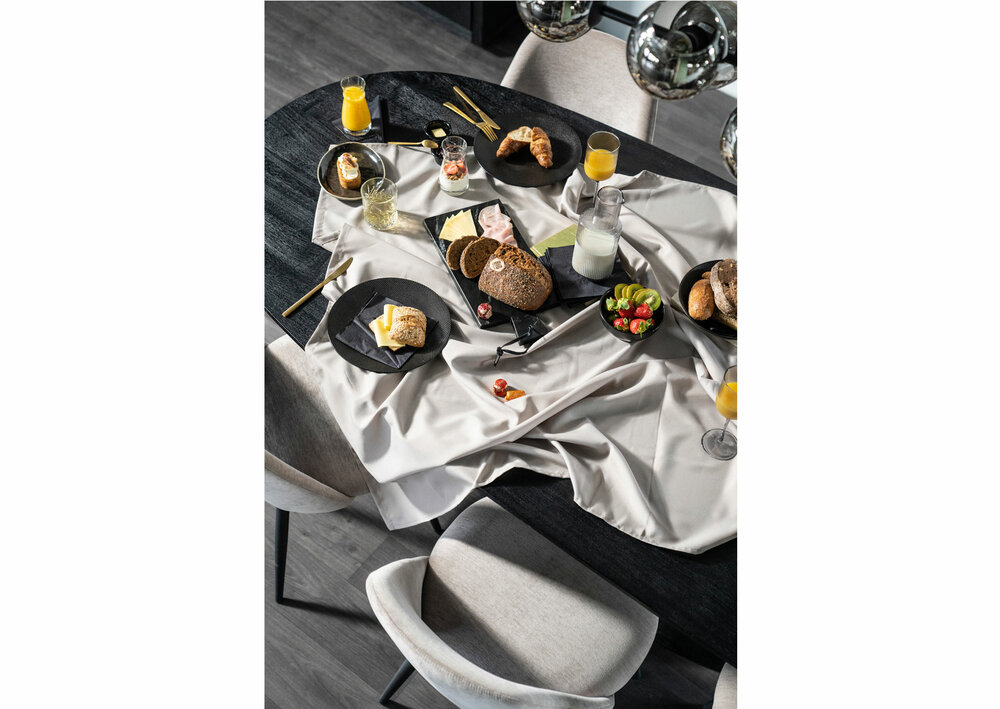 Aron-eetkamertafel-ovaal-eleonora-kubus-wonen-culemborg-eetkamertafels-mango-hout 